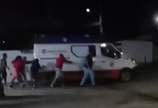 ambulancia_quebrada_sendo_empurrada
