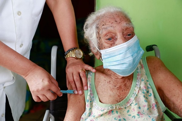 vacinacao-idosa_115_anos