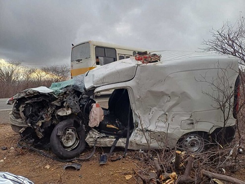 grave_acidente_na_br-428