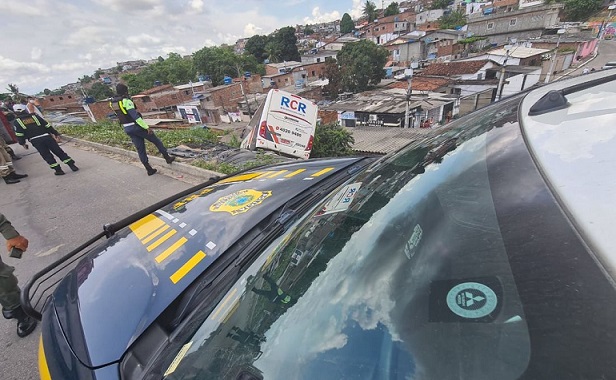 onibus_cai_em_ribanceira_na_br-101