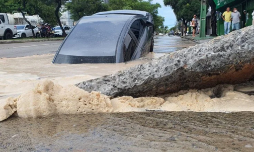 avenida_recife-veiculo_parcialmente_engolido