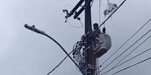 menino_escala_poste_para_pegar_pipa
