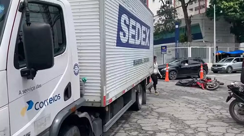 motociclista_colide_com_caminhao_dos_correios