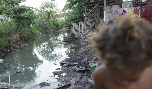 esgoto-saneamento-favela