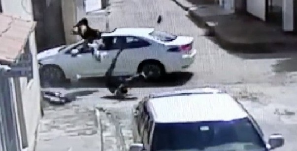 barrbebe_arremessado_de_moto