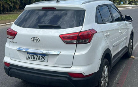 homem_vai_a_forum_com_carro_roubado