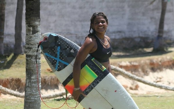 surfista_atingida_por_raio