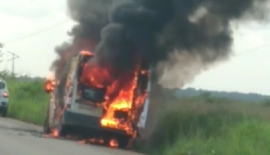 ambulancia_em_chamas-incendio