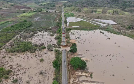 capela-chuva_derruba_rodovia